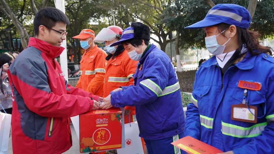 傳化集團(tuán)副總裁徐迅向環(huán)衛(wèi)工代表發(fā)放“傳化關(guān)愛大禮包”2.JPG