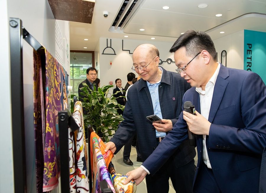 化學(xué)等展區(qū)交流參觀場景 - 副本(1).jpg