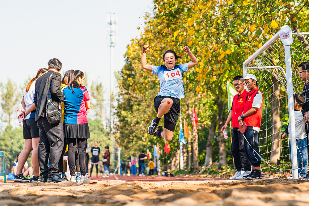 1635758585509477xDYP.jpg 帶傷堅持比賽.jpg